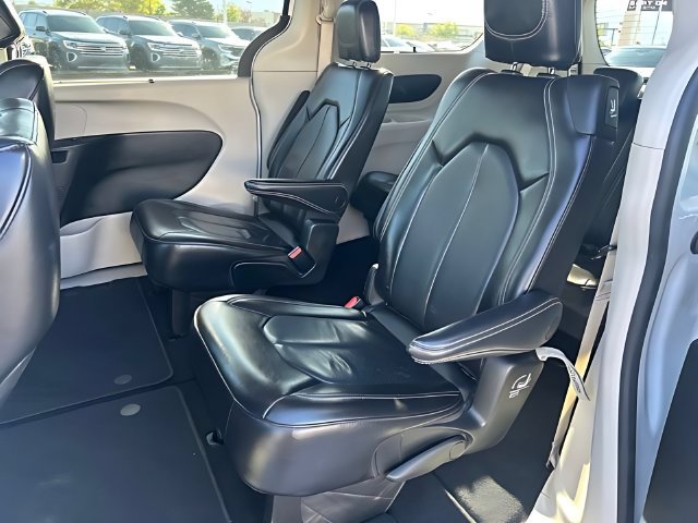 Used 2022 Chrysler Pacifica Touring-L FWD image 18