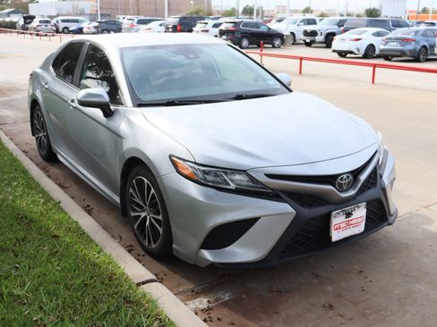 Used 2020 Toyota Camry SE image 2