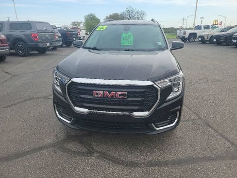 Used 2023 GMC Terrain SLE w/ Driver Convenience Package FWD image 2