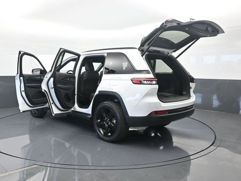 Used 2024 Jeep Grand Cherokee Altitude image 75