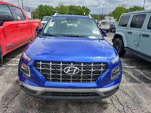 Used 2025 Hyundai Venue SEL FWD image 2