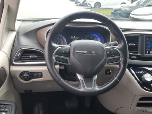 Used 2019 Chrysler Pacifica Touring-L FWD image 10