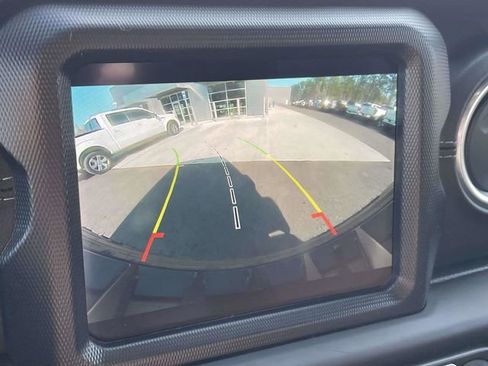 Used 2018 Jeep Wrangler Unlimited Sahara image 10