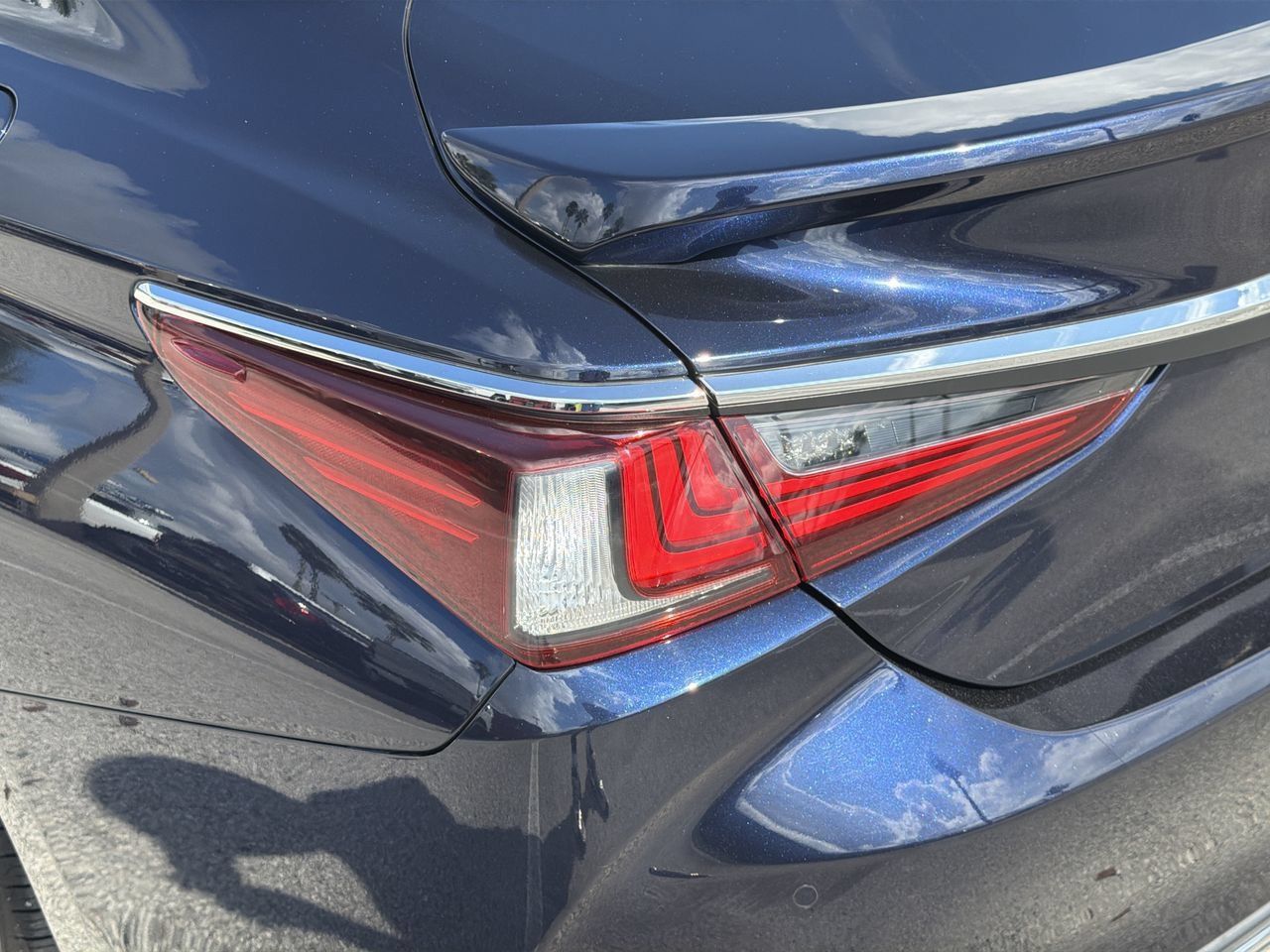 Used 2019 Lexus ES 300h w/ Accessory Package 2 FWD image 7