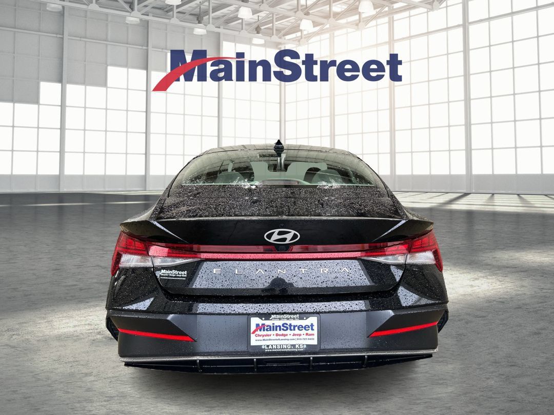 Used 2025 Hyundai Elantra SEL FWD image 4