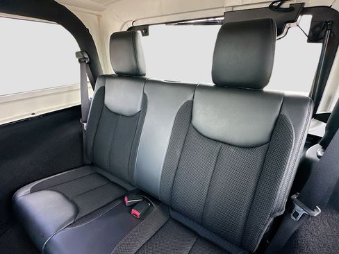 Used 2017 Jeep Wrangler Sahara image 22