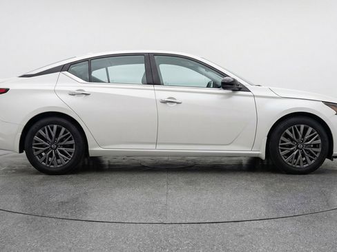 Used 2025 Nissan Altima 2.5 SV FWD image 11