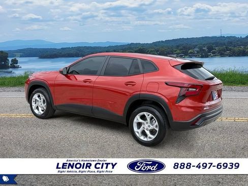 Used 2024 Chevrolet Trax LS w/ LS Convenience Package FWD image 5