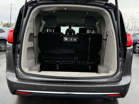 Used 2017 Chrysler Pacifica Touring-L w/ Tire & Wheel Group image 10