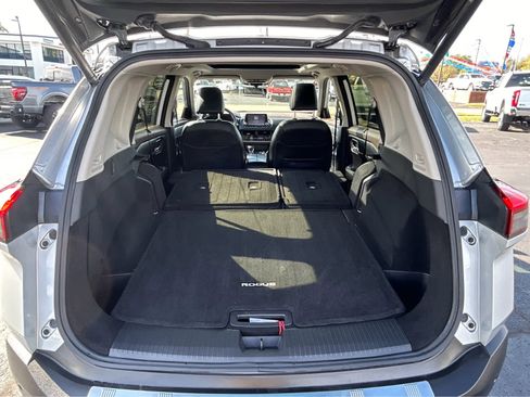 Used 2023 Nissan Rogue SV w/ SV Premium B Package image 7