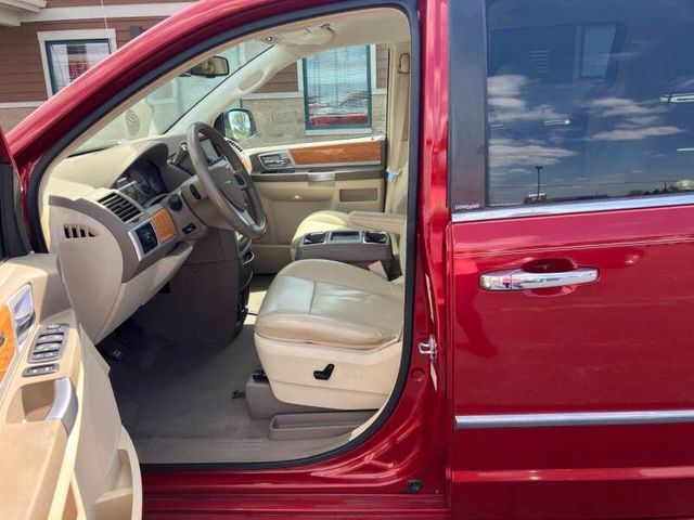 Used 2009 Chrysler Town & Country Limited w/ Entertainment Group #3 FWD image 11