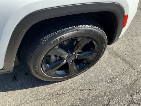 Used 2024 Jeep Grand Cherokee Altitude AWD/4WD image 18