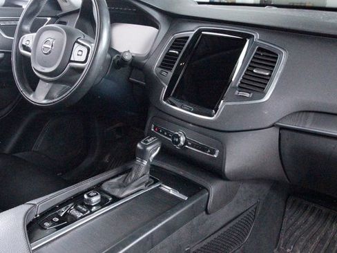 Used 2020 Volvo XC90 T6 Momentum image 24