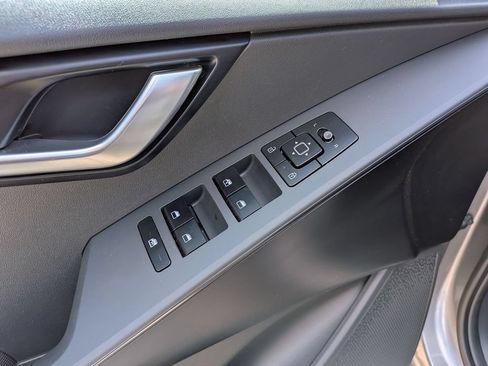 Used 2025 Kia Niro LX FWD image 13