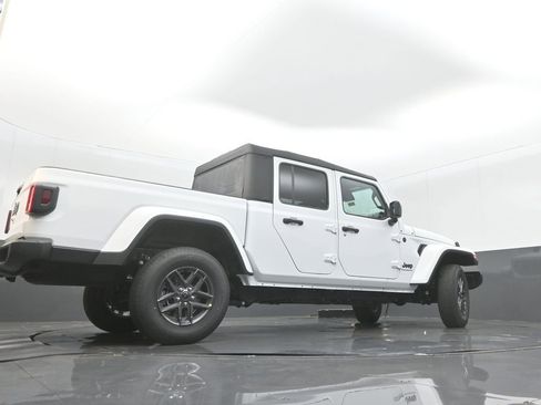 New 2025 Jeep Gladiator Sport image 30