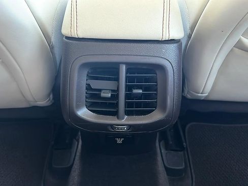 Used 2018 Jeep Cherokee Overland w/ Technology Group FWD image 32