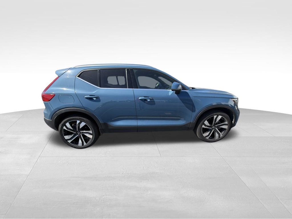 Used 2024 Volvo XC40 B5 Core AWD/4WD image 3