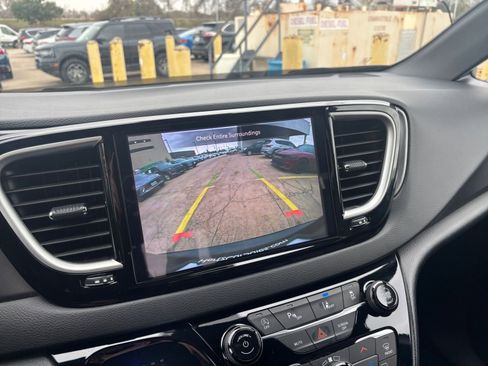 Used 2025 Chrysler Pacifica Select image 25