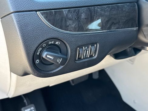 Used 2014 Chrysler Town & Country Touring FWD image 16