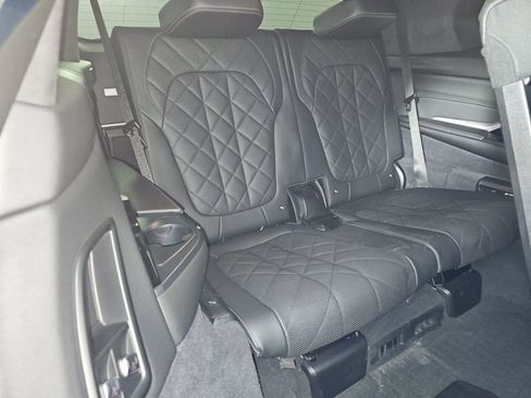 Used 2024 BMW X7 xDrive40i w/ M Sport Package image 9