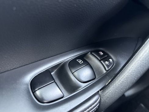 Used 2020 Nissan Rogue S image 29