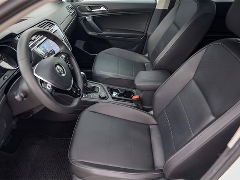 Used 2020 Volkswagen Tiguan SE w/ Panoramic Sunroof Package image 12