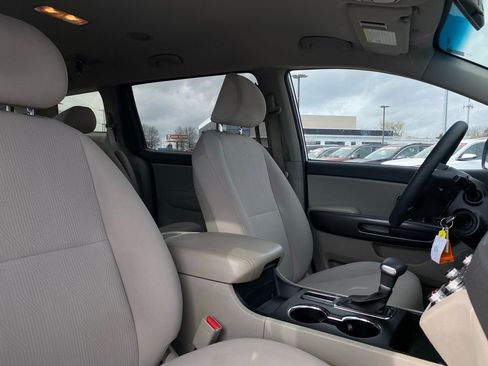 Used 2021 Kia Sedona LX image 31