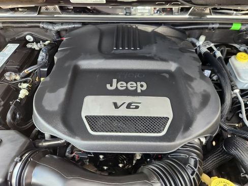 Used 2018 Jeep Wrangler Unlimited Sahara w/ Connectivity Group AWD/4WD image 32