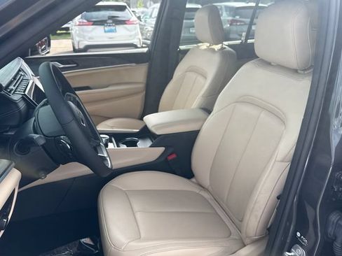 Used 2025 Jeep Grand Cherokee Limited w/ Luxury Tech Group II AWD/4WD image 13
