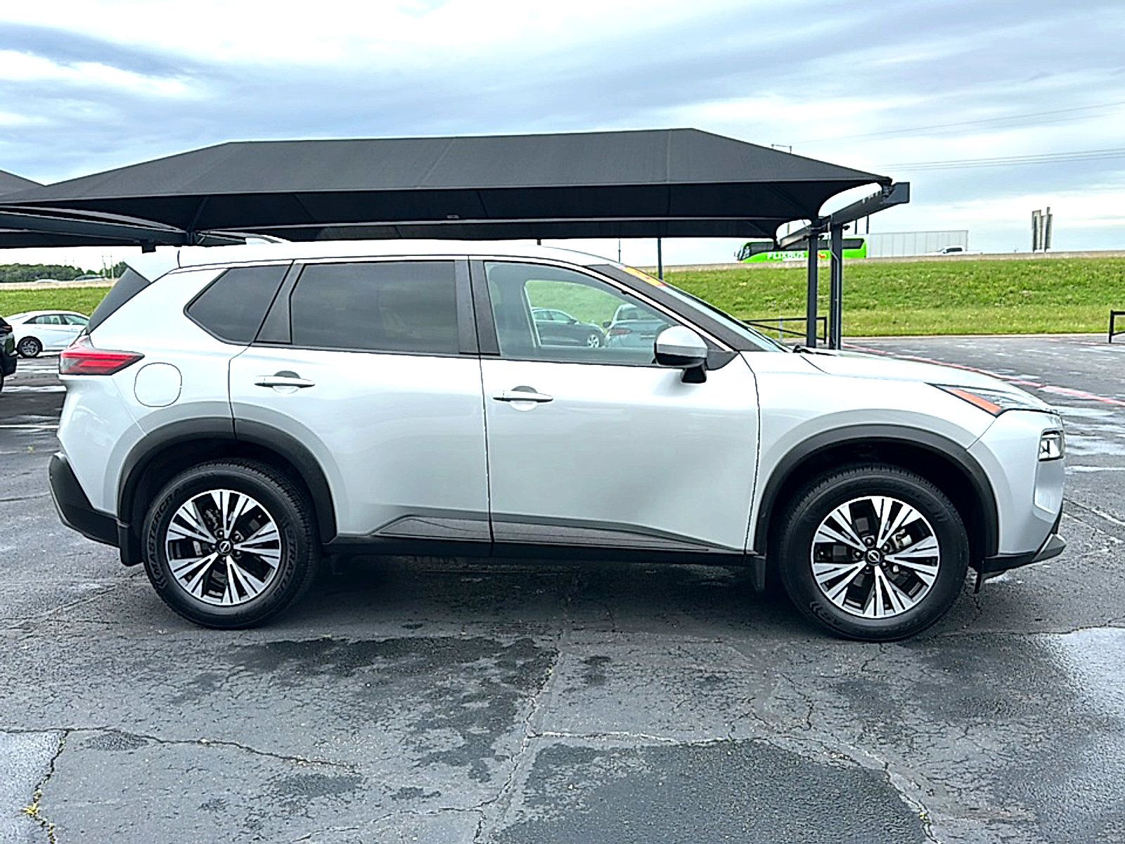 Used 2023 Nissan Rogue SV FWD image 9