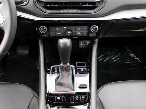 Used 2025 Jeep Compass Trailhawk image 18