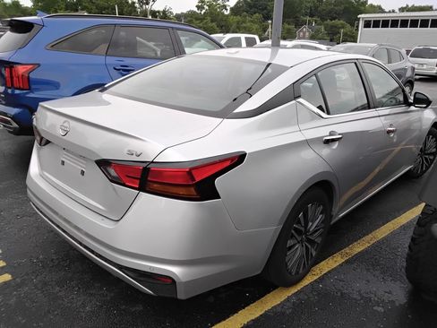 Used 2024 Nissan Altima 2.5 SV FWD image 8