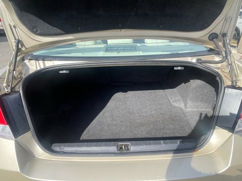 Used 2010 Subaru Legacy 2.5i Premium image 6