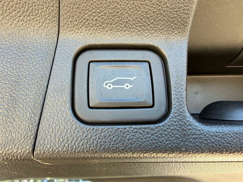 Used 2022 GMC Acadia SLE w/ Driver Convenience Package FWD image 16