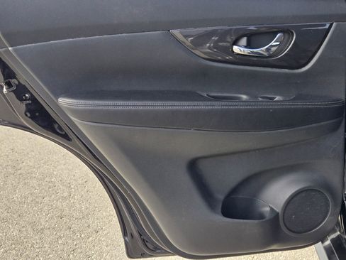 Used 2018 Nissan Rogue SV w/ Premium Package image 34