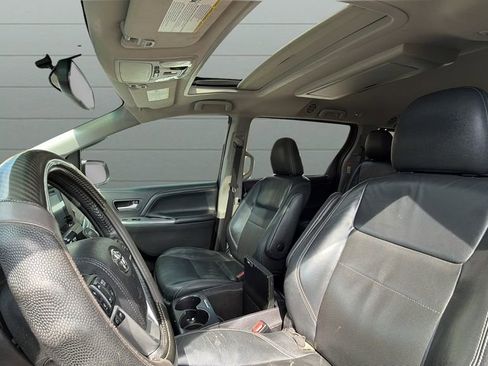 Used 2017 Toyota Sienna SE Premium image 27