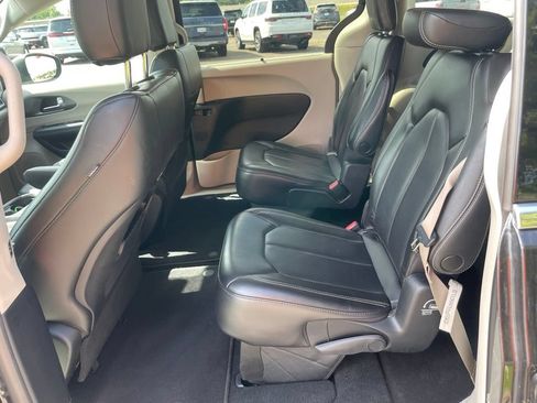 Used 2023 Chrysler Pacifica Touring-L FWD image 12