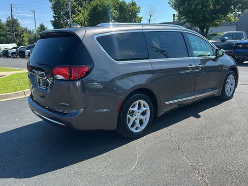 Used 2019 Chrysler Pacifica Limited FWD image 4