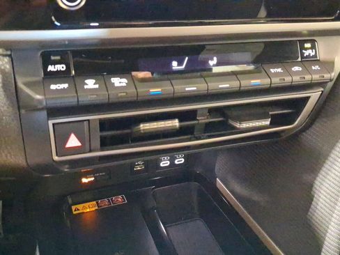 Used 2025 Toyota Camry SE image 12