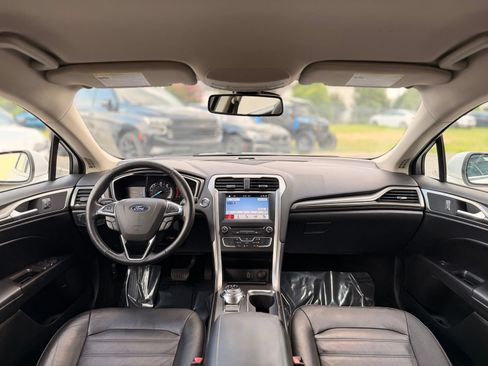 Used 2018 Ford Fusion SE w/ Equipment Group 602A FWD image 2