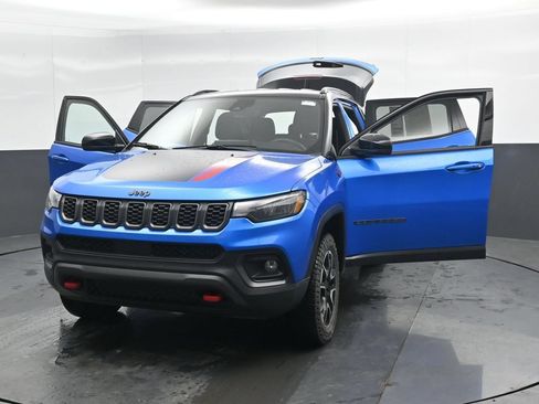 Used 2025 Jeep Compass Trailhawk AWD/4WD image 48