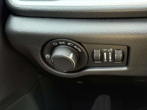 New 2027 Chrysler Pacifica Limited w/ Family Tech Group AWD/4WD image 28
