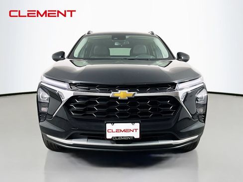 Used 2025 Chevrolet Trax LT w/ LT Convenience Package FWD image 3