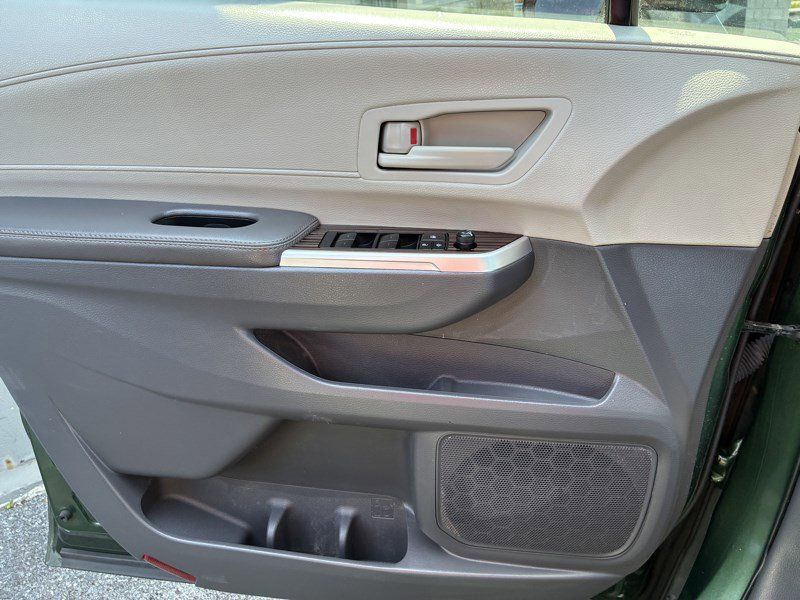 Used 2023 Toyota Sienna LE AWD/4WD image 15