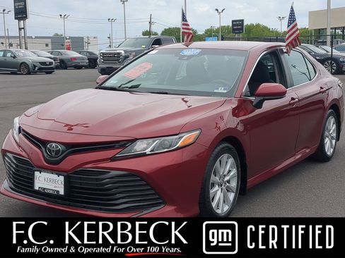 Used 2018 Toyota Camry LE FWD image 1