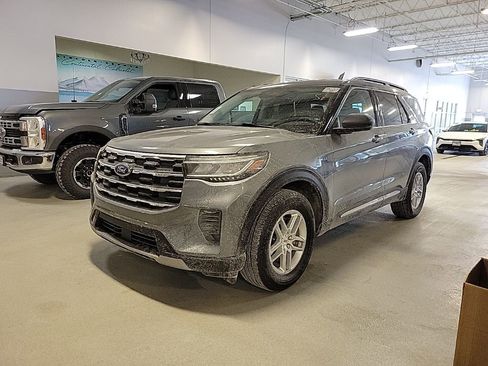 Used 2025 Ford Explorer Active image 2