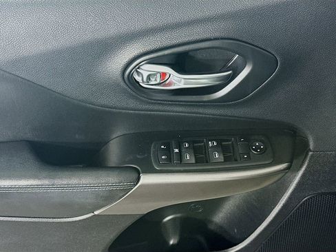 Used 2019 Jeep Cherokee Latitude w/ Cold Weather Group image 25