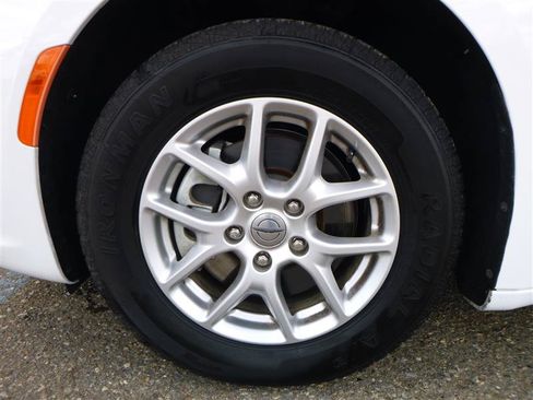 Used 2023 Chrysler Pacifica Touring-L FWD image 23