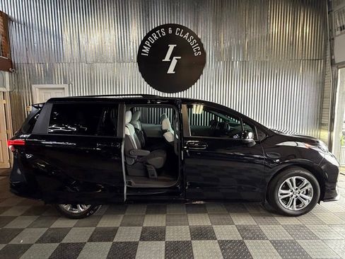 Used 2023 Toyota Sienna XSE AWD/4WD image 7