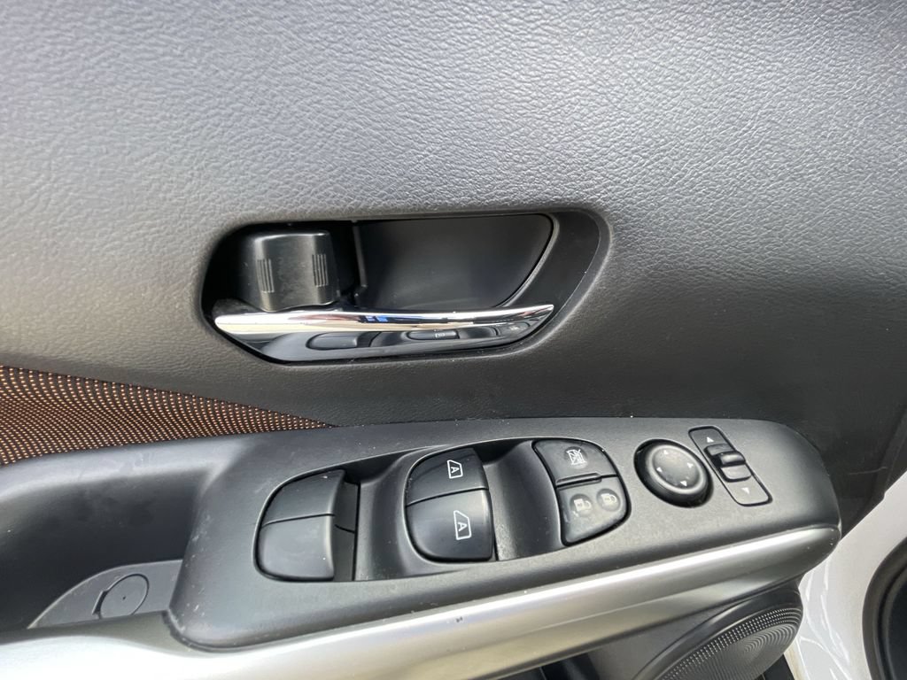 Used 2020 Nissan Kicks SR FWD image 22